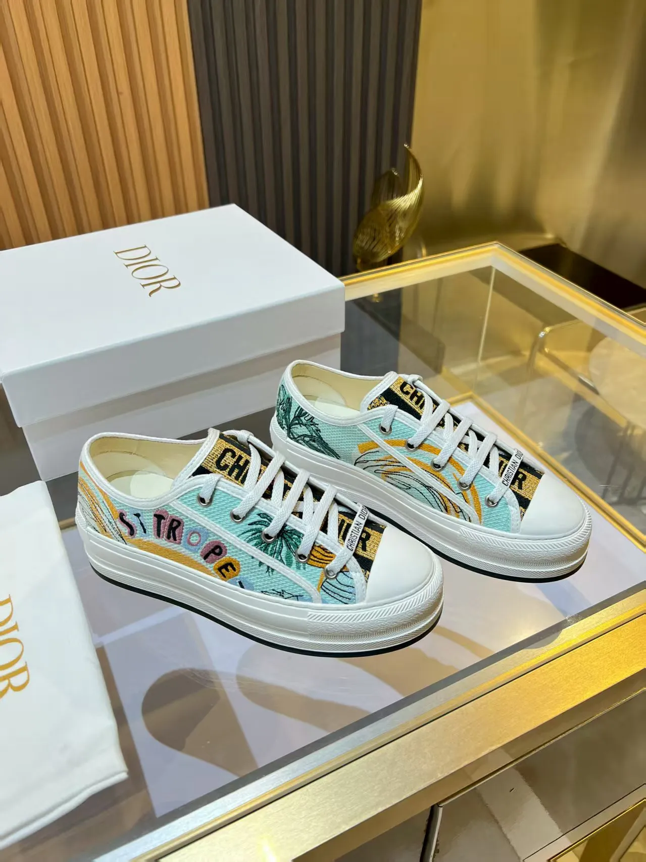 👟👟Ex-factory price 520👟👟 Walk‘n’Dior embroidered mid-top casual shoes are new in 2025. On the fashion stage, Dior embroidered shoes are the well-deserved protagonist. Delicate stitching is used on the upper, every stitch is devoted to the craftsman's efforts, and every thread is woven with artistic poetry. From complex floral patterns to smart geometric textures, embroidery is like the magic that gives shoes life, allowing them to show dynamic beauty even in static conditions.   Wearing Dior embroidered shoes feels like stepping into a dream world full of art. It is not only a pair of shoes, but also a walking piece of art that perfectly integrates fashion and culture. Whether you are strolling on the bustling city streets or attending important social occasions, Dior embroidered shoes can add unique charm to your style and become the focus of everyone's attention.   Choosing Dior embroidered shoes means choosing a persistent pursuit of quality and a unique understanding of fashion. Let it accompany you through every wonderful moment and leave your own fashion mark.  Material: Sheepskin lining, feet, silk cowhide, size 35-41, heel height 5cm